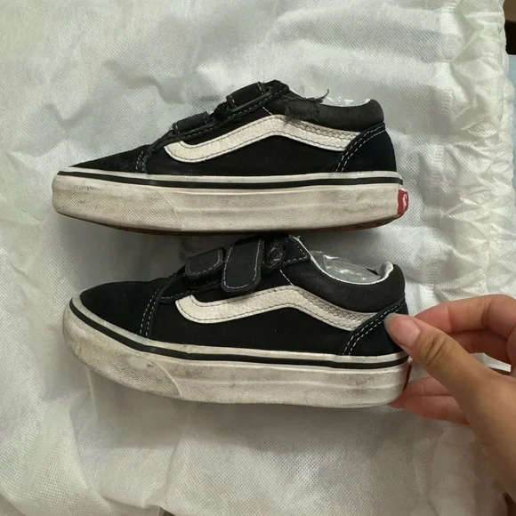 Bundle of three toddler shoes - Picture 12 of 16